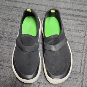 OOFOS Black Slip-On Sneakers with Green Insole